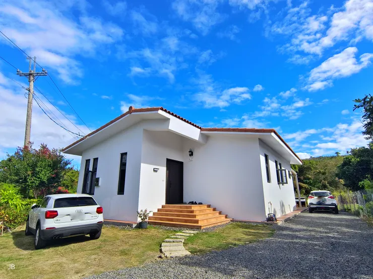 【年少買地建志甫造成靜好退休宅！11：00左右，大家拜訪建志新居，蓋在年輕時買的土地上，退休前及時完成，室內約42坪的平房。】