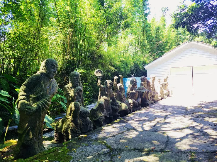 一處民宅前有18羅漢雕像，十分奇特