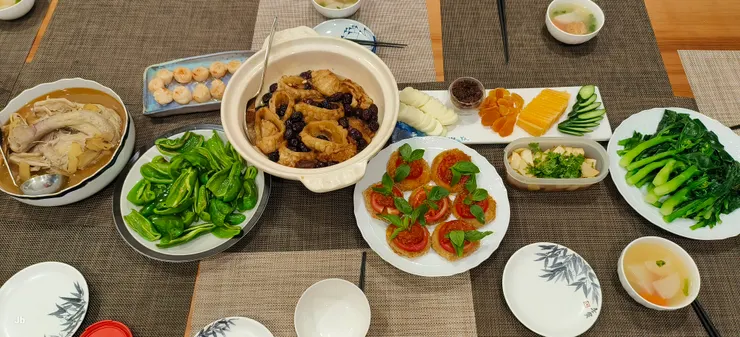 上桌的菜色，最左邊的麻油燜鴨值得一記，係提前向秘厝預訂，午前去拿，我因紅線臨停，匆匆結帳提了就走，回家才發現訂的全鴨怎變半鴨？打去查證，原來他們搞錯了，立即道歉，說派人送全鴨來，先前的半鴨就敬贈了！這樣的客服還有什麼話說？當然給個讚！