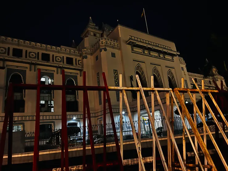 被拒馬包圍的仰光市政廳