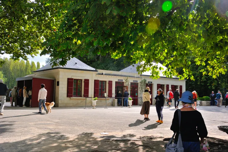 【城堡售票亭。我們没要没緊的近11:00才到,怡青看到許多人帶狗,高呼早知道帶阿肥來,但戶外雖然寵物友善,室內卻是禁止帶入的。】