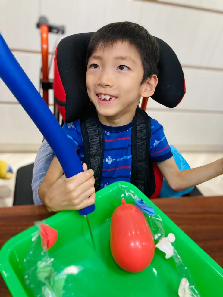 20210530喜愛玩搓氣球爆破的子祐~爸爸跟弟弟很怕氣球，我們得偷偷玩。