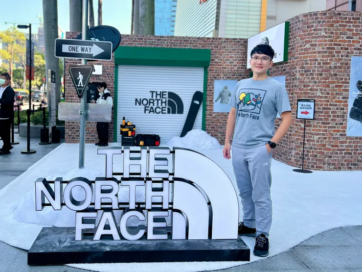 在會場前與大LOGO燈箱合影留念