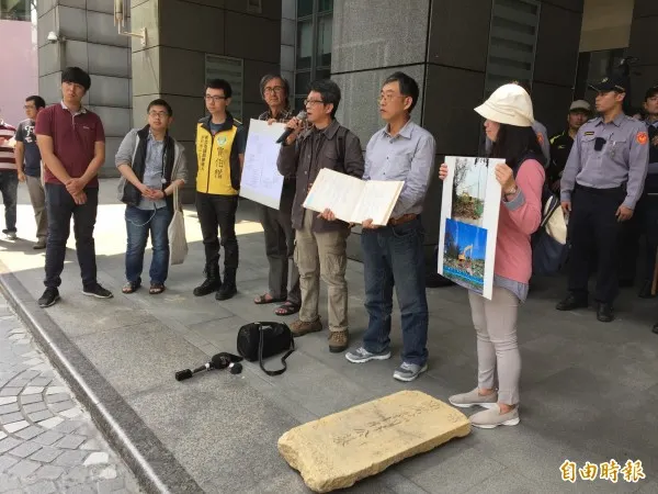 文史團體抗議,原先公墓遷葬後要改建成萬坪公園,現在卻改口變成產業園區,甚至在2月28日那天出動怪手開挖,要把先人墓塚拆掉。(圖片來源:自由時報/記者邱書昱攝)