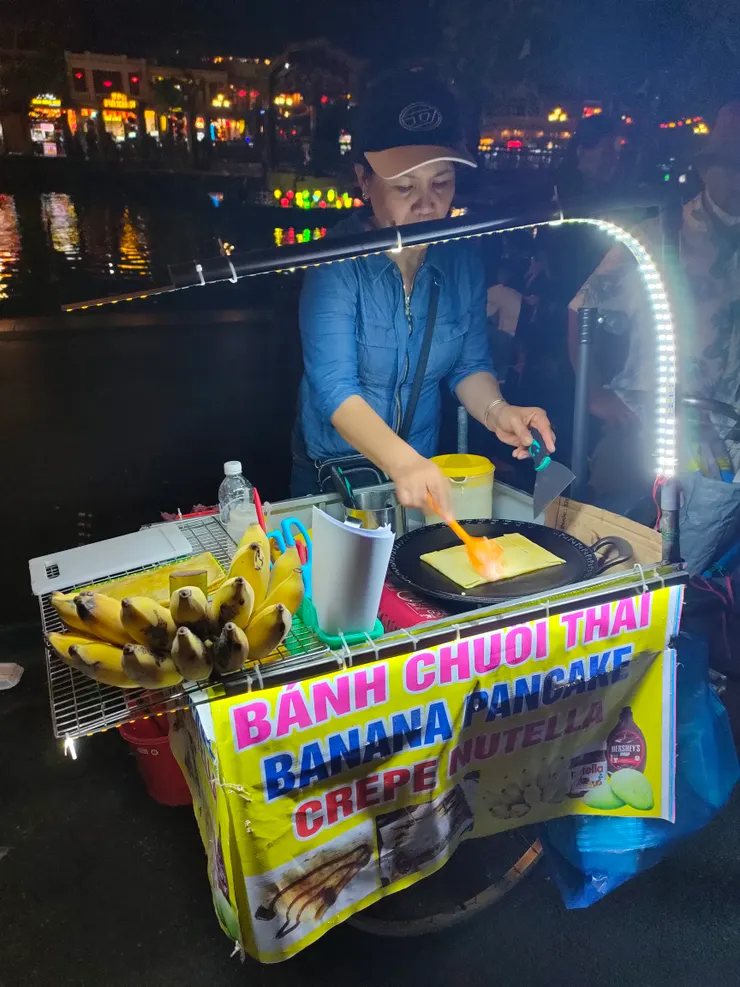 回程路過香蕉煎餅攤,最後會抹上巧克力醬