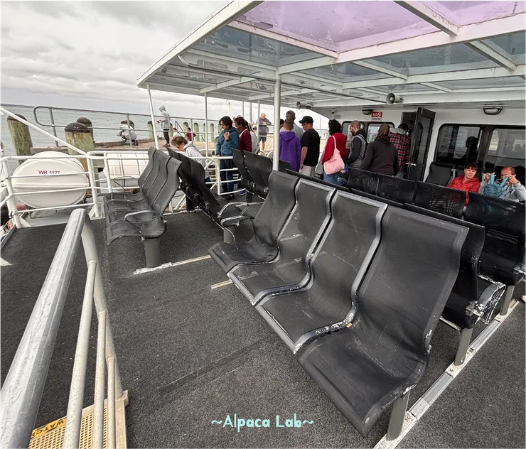 建議可以坐在2樓左側,可以比較順向觀賞景點呦,如果沒客滿,也可以考慮躲進船艙內躲躲海風