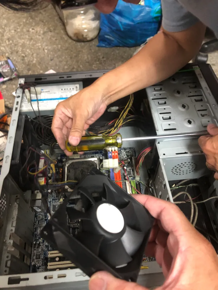 開始拆的時候發現，處理器散熱風扇早已脫落。