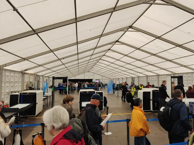 前方為排隊檢查手提行李的隊伍，後方為辦理報到的人龍。報到完畢即可從後方出口走到港邊登船。