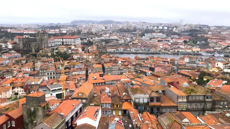 塔後的市景的市景