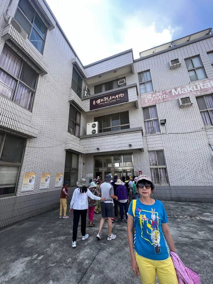 拍完團體照後魚貫入館參觀