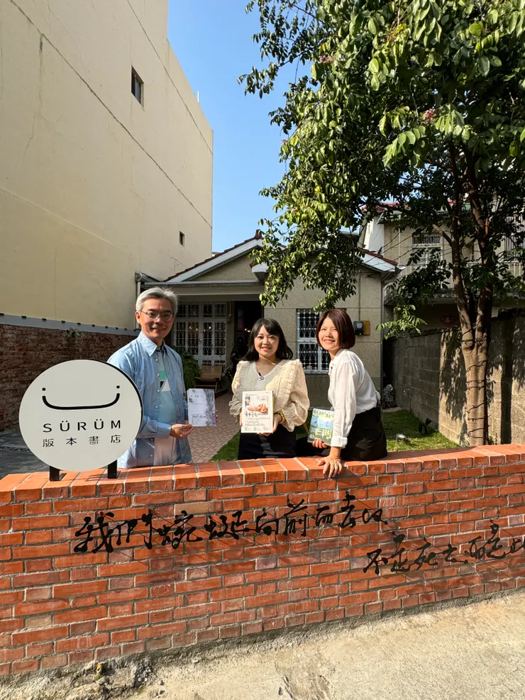 版本書店店門口矮牆題字：我們蜿蜒向前走去的不是死亡，而是此生（左起郭于誠醫師，中間謝宛婷醫師，右邊主持人陳亦琳）   攝影｜曾懿霆