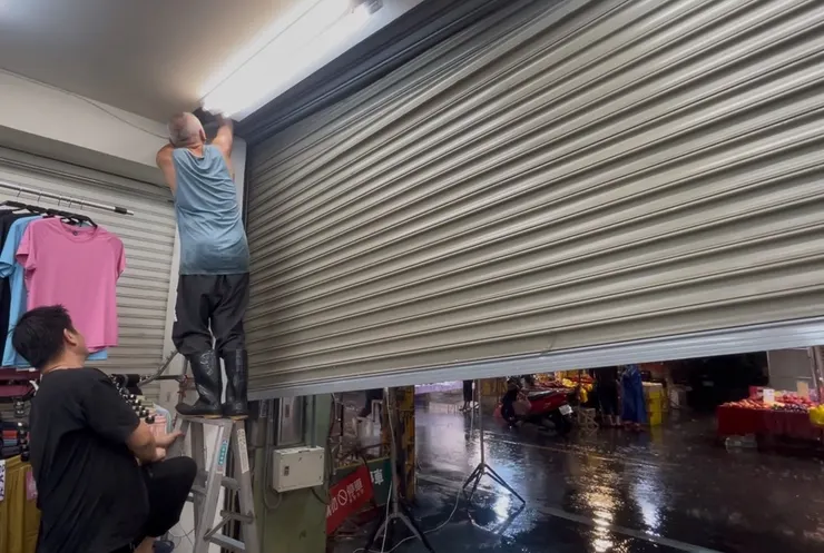 大哥們緊急搶修