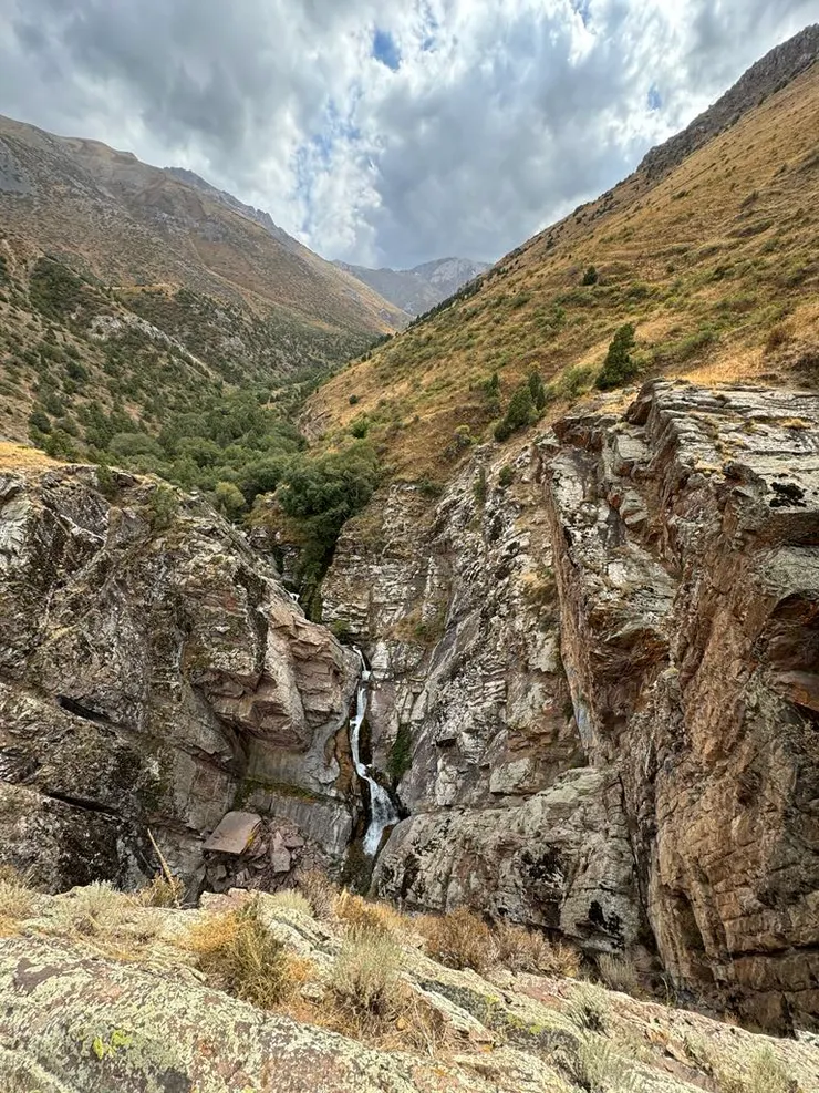 吃午餐邊欣賞小瀑布