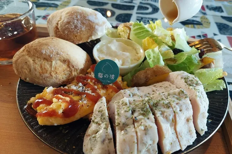 安南區聚餐/包場首選【貓的法小館】療癒系貓咪餐廳必訪！天然自