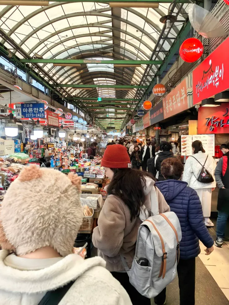 廣藏市場有滿滿的人潮 & 許多美食、南北雜貨、紀念品等店家