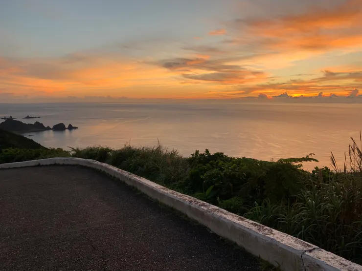 遠端的雲霧像個調皮的孩子，時不時的擋住太陽光，好像個賴床的小孩在掙扎要不要起床一樣