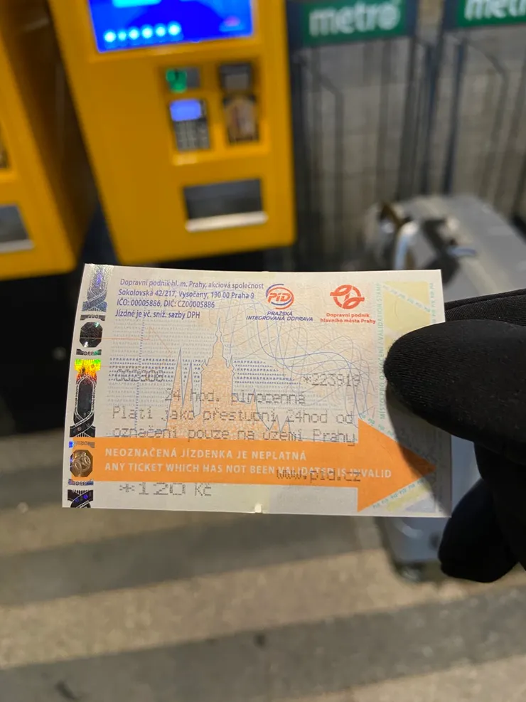 布拉格的車票，這是剛買的時候，所以還沒打印時間，橘底白字的地方就是在說要打印上日期才算生效