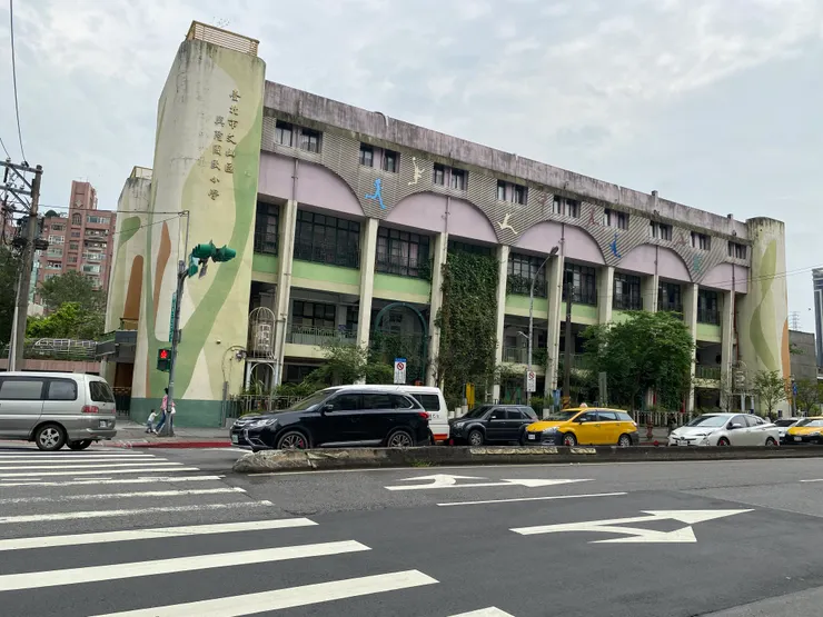 興隆路二段上的萬隆國小