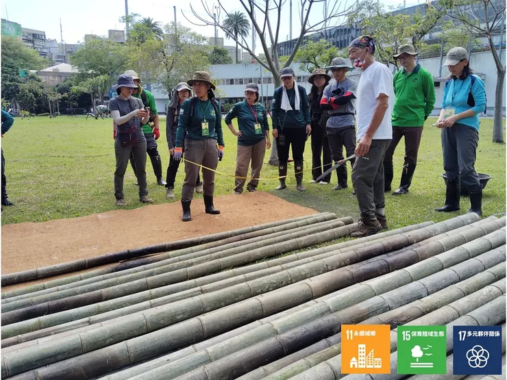 開工前,德鴻老師提前引領荒野志工完成許多「前置動作」,好讓後續的工項更有效率完成