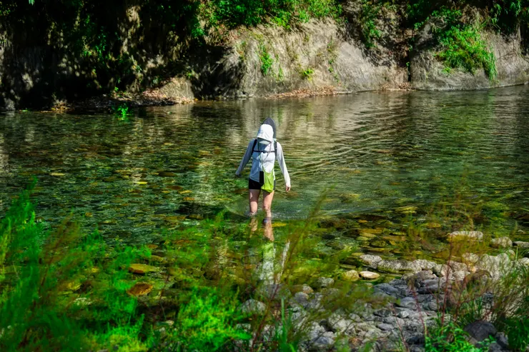 頭頂著炙熱的太陽行走在淺溪中~