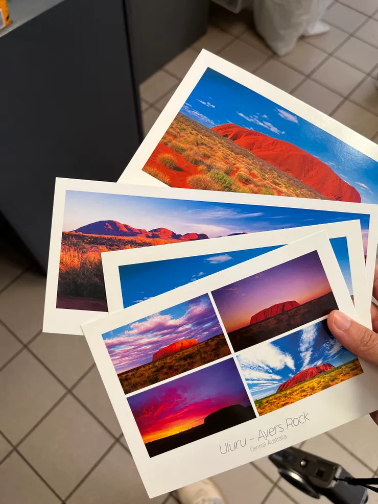 uluru的明信片有郵戳 (我去過很多澳洲的地方,這是少數會蓋郵戳的🥺)