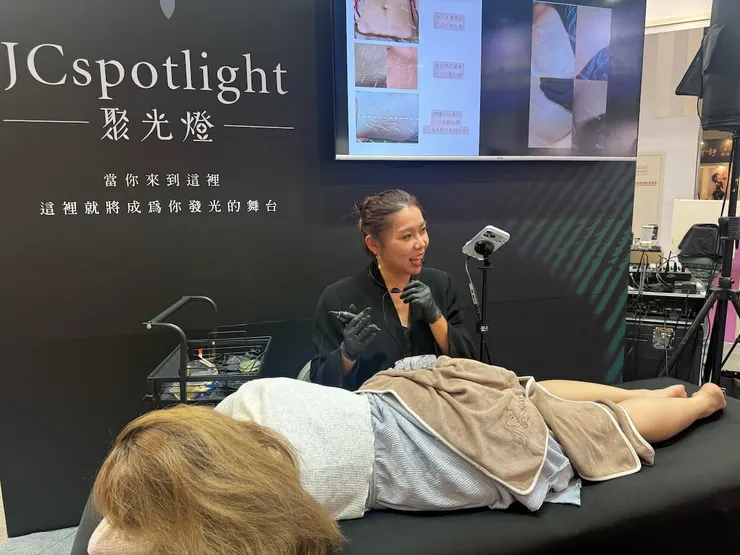圖說：霏霏老師於台北世貿美容展展演，以專業技術與自信詮釋台灣美業的國際實力。（圖／希冞美學）
