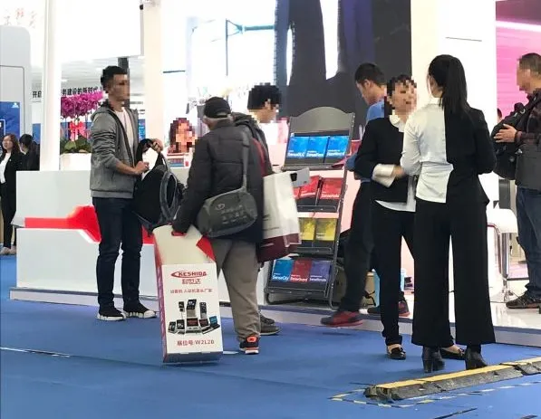 拖著這種箱子的背影，今年幾乎沒看到了。