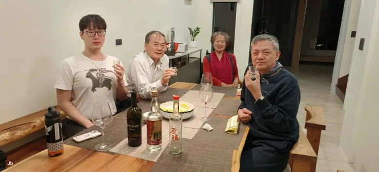 聖誕節晚上在家小酌,與YY父子喝了一瓶紅酒,另品飲金門高粱感恩釀、原釀各一小杯。