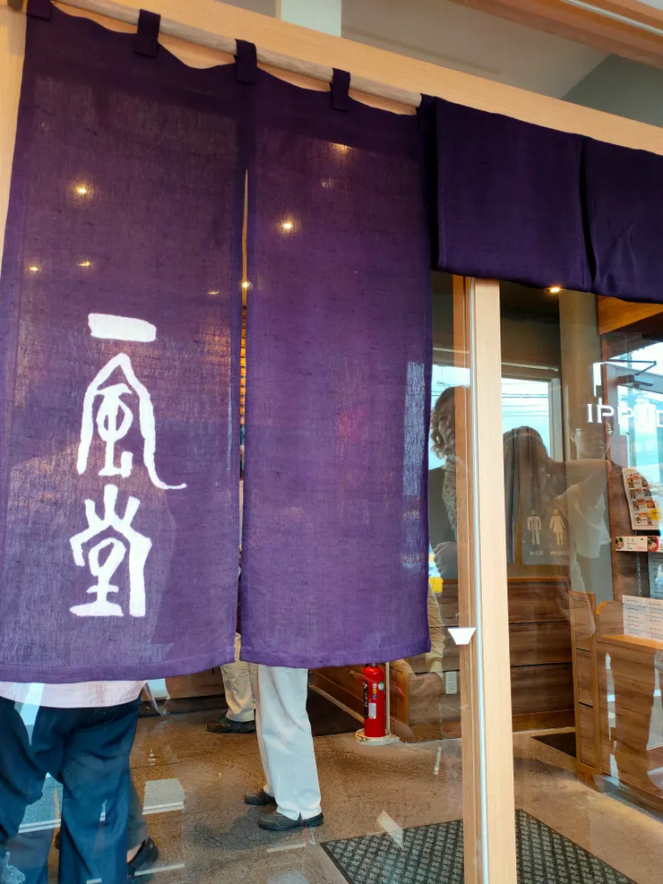 裡面還有很多人在等候位