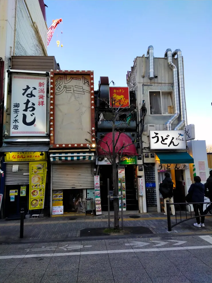 一早經過時拍下這四家很迷你的店(左邊數過來第二間就是賣豬排飯的)