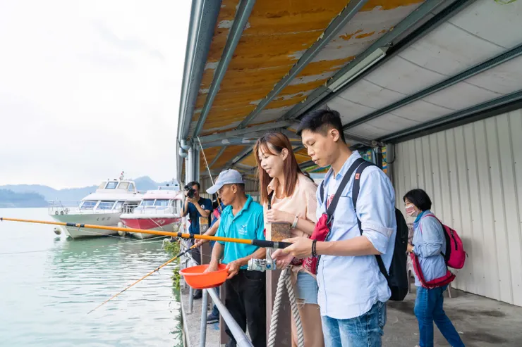 曾文水庫是全台唯一開放釣魚體驗的水庫，可以在水上平台體驗釣魚、欣賞黑鳶餵食秀。