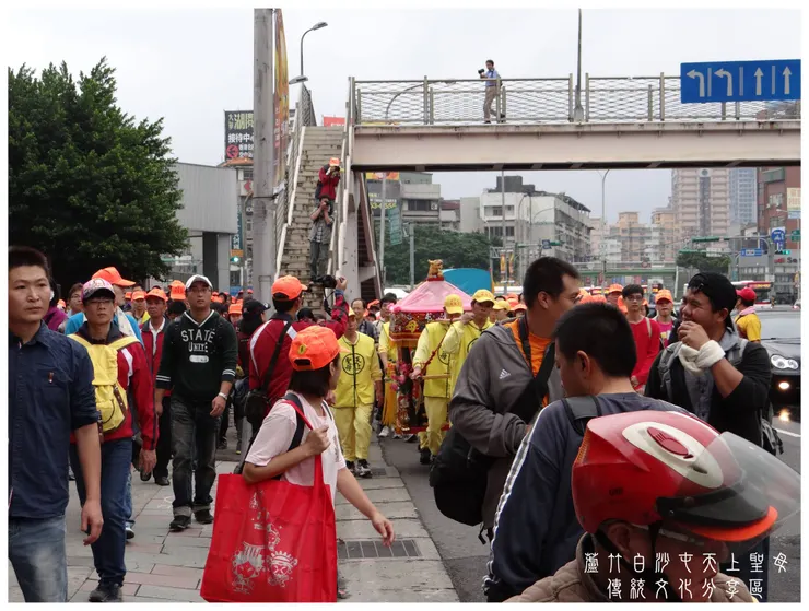攝於 11/16 白沙屯媽祖婆於台北城行腳 南港路三段的天橋 照片中天橋上的先生,是待聖母鑾轎過橋後,才跑上去的,不要誤會他唷