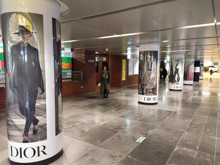 地鐵通道被精品包辦