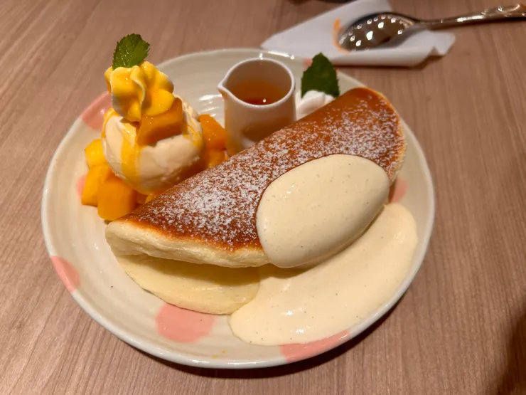 季節限定的芒果冰淇淋鬆餅
