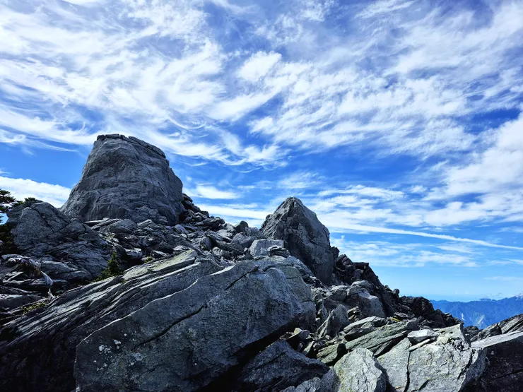 ▲南湖大山東南峰(標高3,462公尺)，地勢陡峭，岩層變質劇烈，攀登過程需經碎石坡與裸岩區，挑戰性十足．