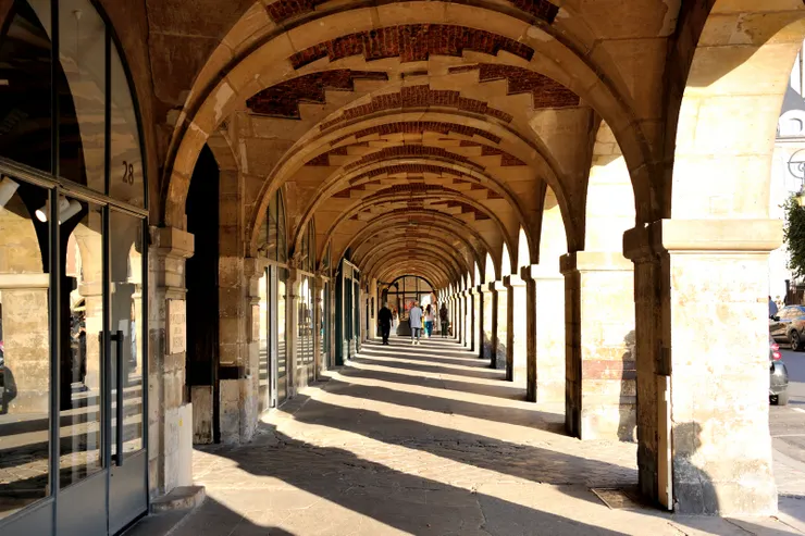 【孚日廣場四周建築對稱雨果曾居！離我們住處不到200公尺的孚日廣場，位居瑪黑區中央，原名皇家廣場，1605-1612年由亨利四世下令興建，1799年改今名，四周建築完全對稱，平地層都是這樣的紅磚拱廊，店面率多餐廳、藝廊。】