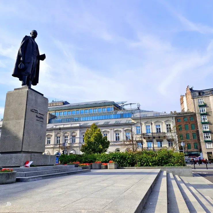 【早上前往中央公園散步途中經過三十字廣場的文森蒂·維托斯紀念碑（Wincenty Witos Monument），紀念波蘭的重要政治家及前總理文森蒂·維托斯（Wincenty Witos）。他曾於 1920-1921 年、1923 年及 1926 年三度出任波蘭總理，是波蘭獨立的重要人物之一。】