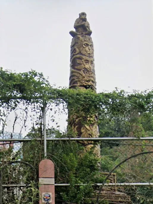 彷似華表柱的猴子雕刻立柱