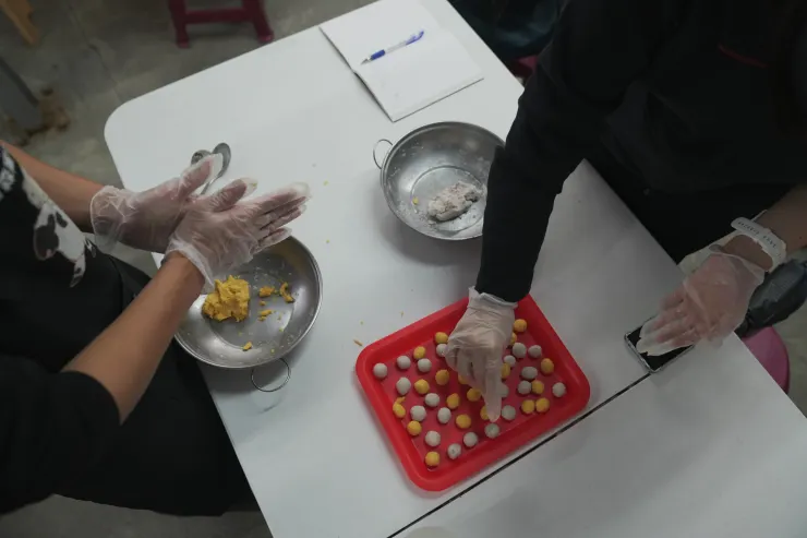 遊客正製作三色芋圓。(攝影/曾耀玄)