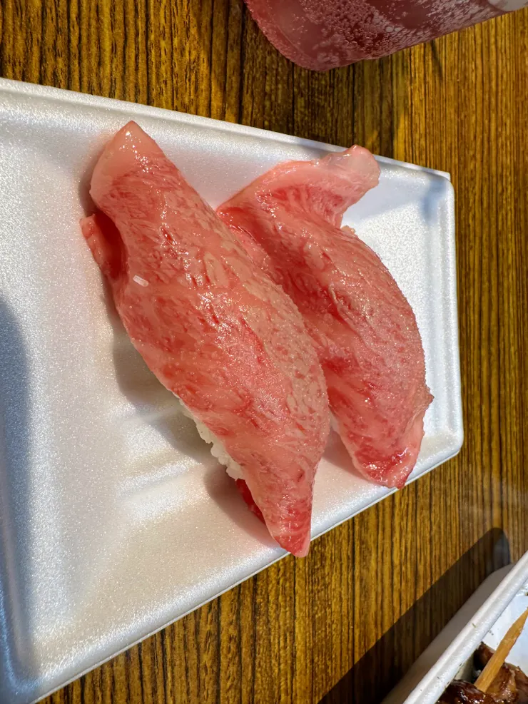 和牛壽司可以感受到像toro的油脂還有壽肉的口感