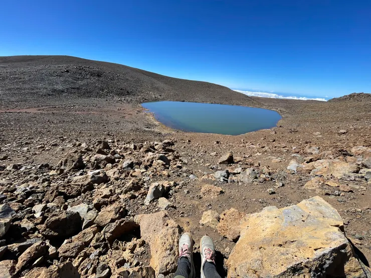 照片中湖的左邊為正確路徑