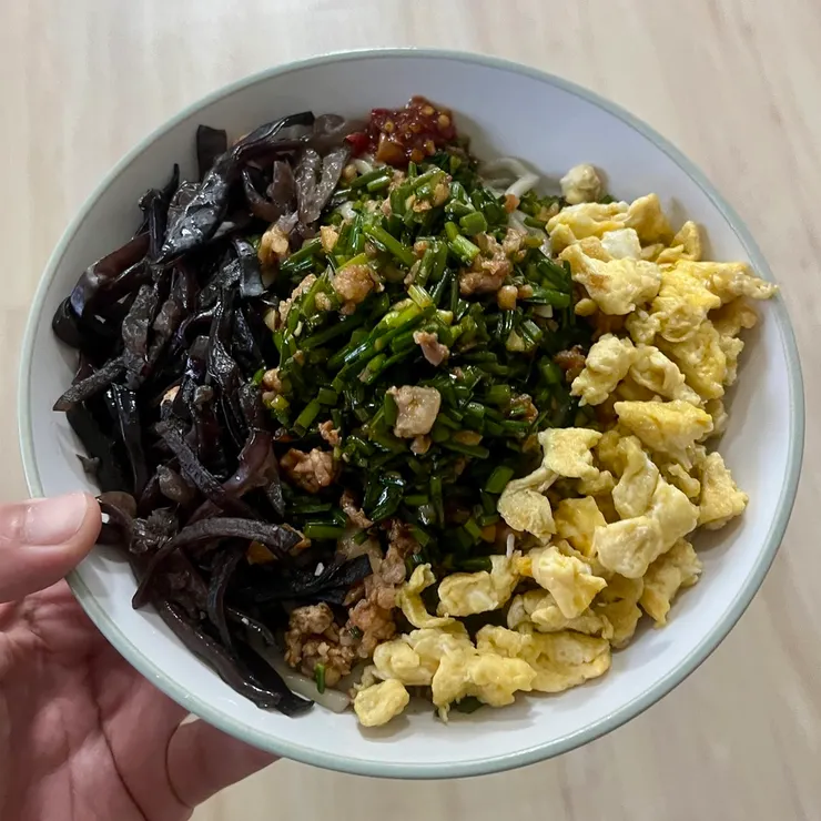 除了原本加在蒼蠅頭裡的辣椒醬,在拌麵時我還有另外加一小匙,這樣讓別人吃的時候比較好決定辣度