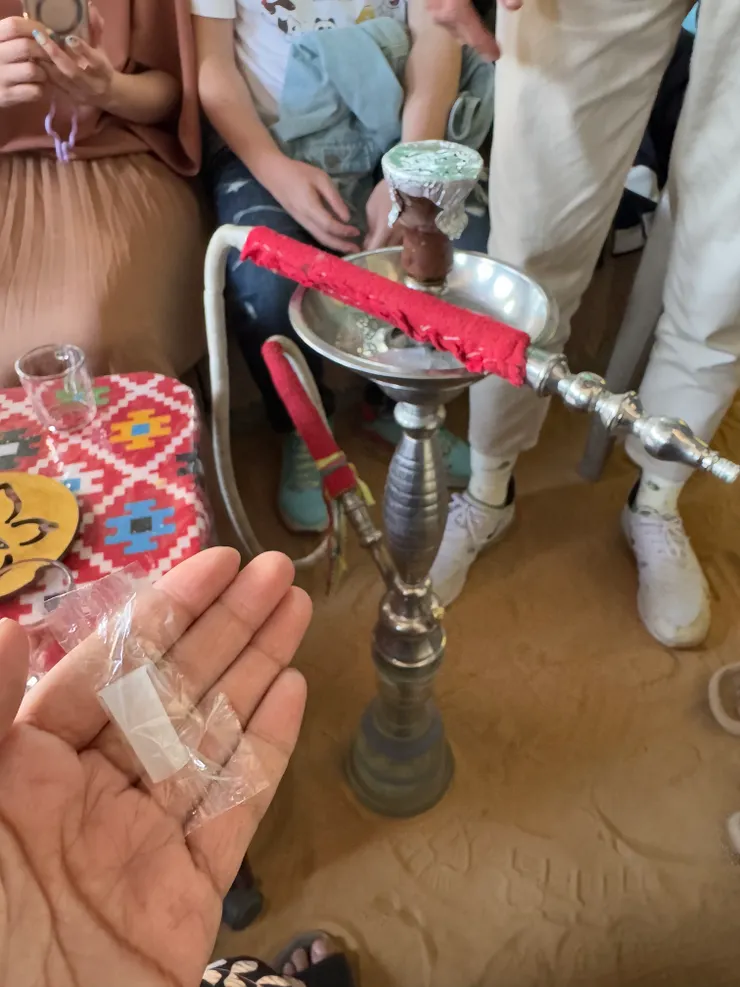 地面鋪滿了沙子，在室內的沙地上喝茶抽水煙真的是蠻酷的