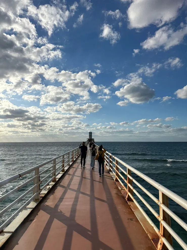 走過這條橋盡頭即是海中景觀塔