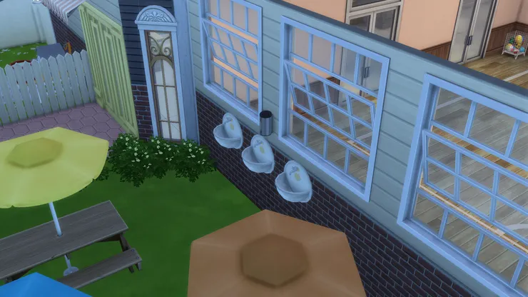 禮堂外面便是校園，窗戶能打開透進新鮮空氣。