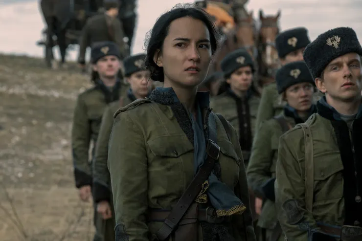 Netflix改編影集《太陽召喚》，女主角阿利娜如同多數奇幻小說女主角是青少女。