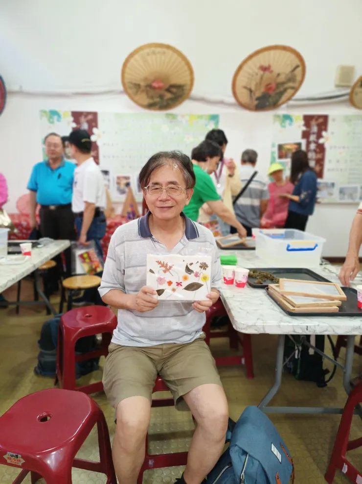 手作撕紙溶解為紙漿再造紙貼圖案完成