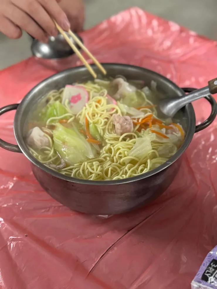 特寫這鍋什錦麵（因為有孩子是不吃油黃麵😳，只吃菜喝湯）
