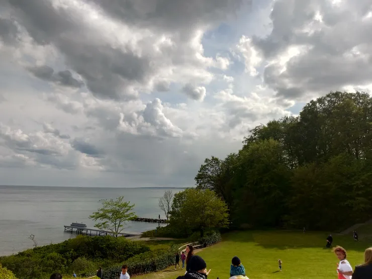 美術館在海邊的小山坡上