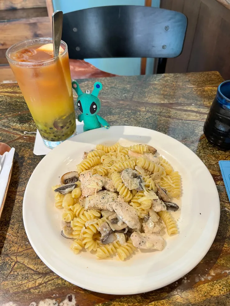 Illuminate 河映咖啡館-奶油蘑菇雞肉螺旋麵